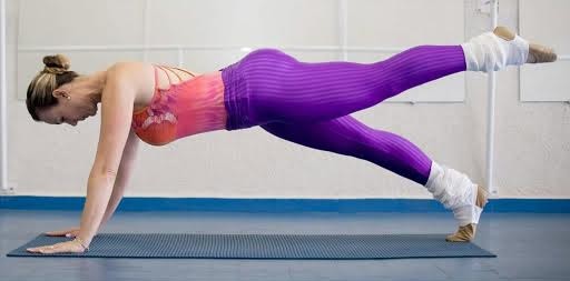 mulher fazendo movimento de ballet no solo