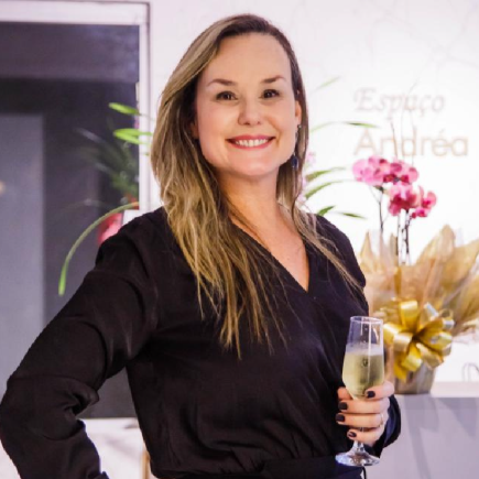 Andrea segurando taça